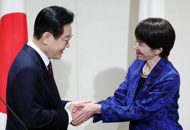 이재명 대통령과 다카이치 사나에 일본 총리가 13일 일본 나라에서 열린 정상회담을 마친 뒤 한일 공동언론발표를 하고 악수하고 있다. 나라=뉴시스