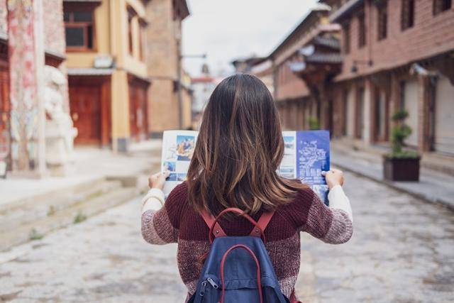 여행객이 지도를 펼쳐 교통편을 확인하고 있다. 스카이스캐너 제공