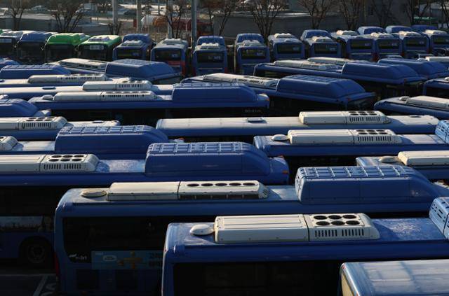 서울시버스노동조합이 무기한 전면 파업에 돌입한 13일 서울 버스공영차고지에 시내버스가 주차돼 있다. 연합뉴스