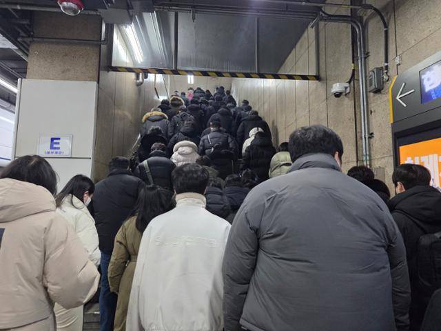 13일 오전 서울 종로구 서울지하철 1호선 종각역이 출근하는 시민들로 북적인다. 나민서 기자