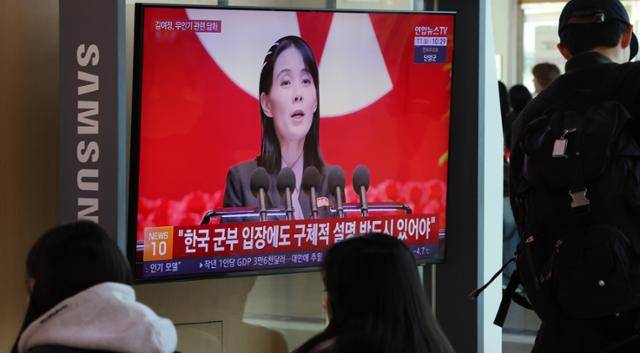 11일 서울역 대합실에서 시민들이 북한의 무인기 영공 침범 주장 관련 뉴스를 보고 있다. 연합뉴스