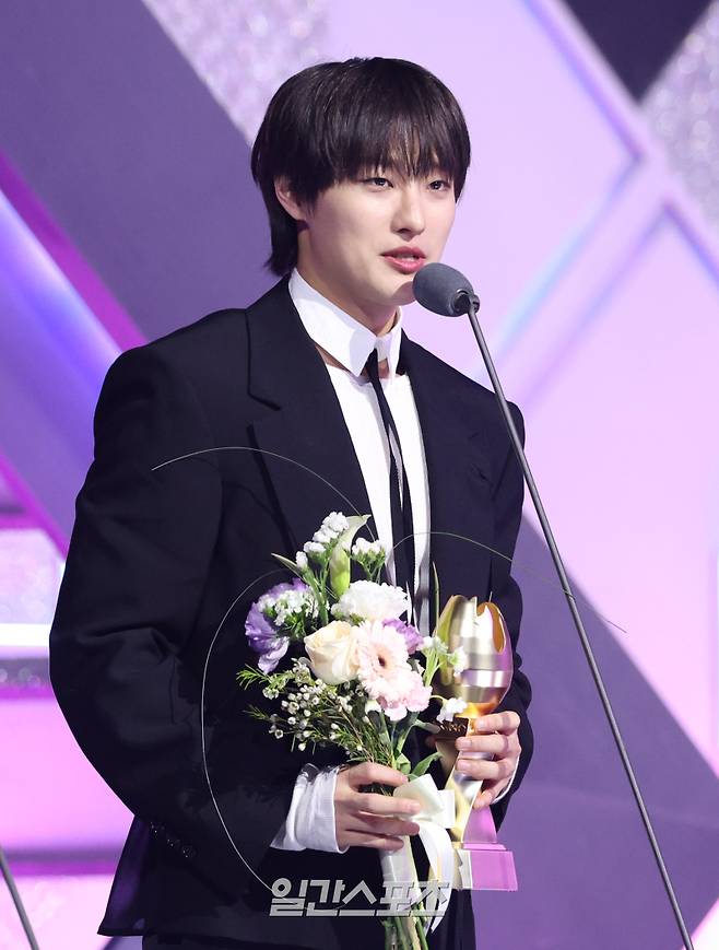 [단독] “KGMA뿐 아니라 나에게도 2025년은 베스트 메모리…진짜 우즈 보여줄 것” [IS인터뷰]