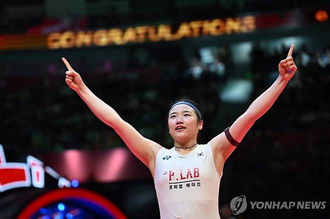지난해 12월 세계배드민턴연맹(BWF) 월드투어 파이널스에서 우승한 뒤 기뻐하고 있는 안세영_[AFP=연합뉴스]