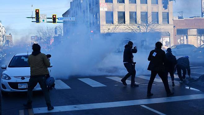 최루가스 살포하는 미국 관세국경보호국(CBP) 소속 요원들