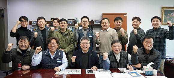 공무원연맹과 소방노조 임원들이 13일 국회에서 박정하 의원과 간담회 후 기념 촬영을 하고 있다. [사진=공무원노동조합연맹]