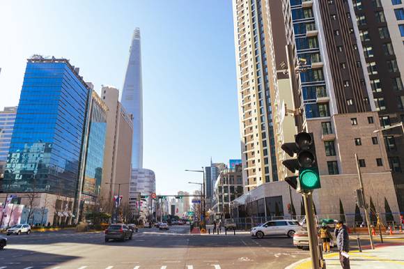 20일 입주를 앞둔 서울 송파구 신천동 '잠실 르엘' 시공 현장 옆에 롯데 타워가 보이고 있다. [사진=김민지 기자]