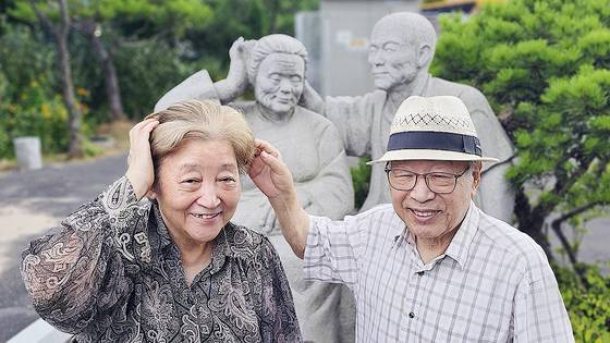 엄유진 작가의 어머니 우애령(81) 소설가와 엄정식(84) 서강대 철학과 명예교수가 뒤에 있는 조각상과 같은 포즈를 취하고 있다. 사진 엄유진