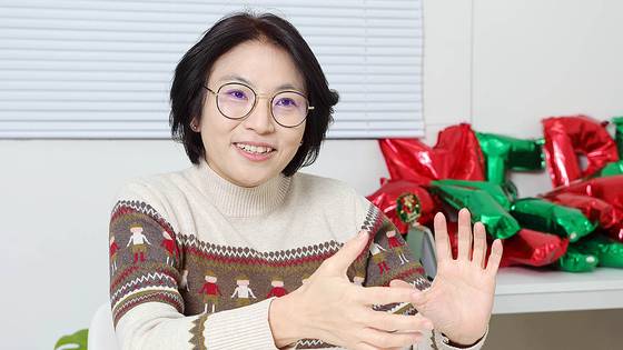 엄유진 작가가 26일 서울 합정동에서 중앙일보와 인터뷰하고 있다. 강정현 기자