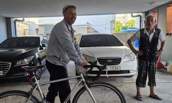 전남 영암군 삼호읍 ‘모촌 원룸’ 건물주 박찬수(79)씨가 출근하는 이주노동자를 배웅하고 있다. 전율 기자