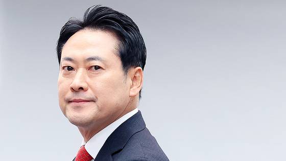 국민의힘 장동혁 대표가 지난달 30일 강원 춘천시청 인근에서 열린 민생회복 법치수호 국민대회에서 발언하기 위해 단상에 오르고 있다. 연합뉴스
