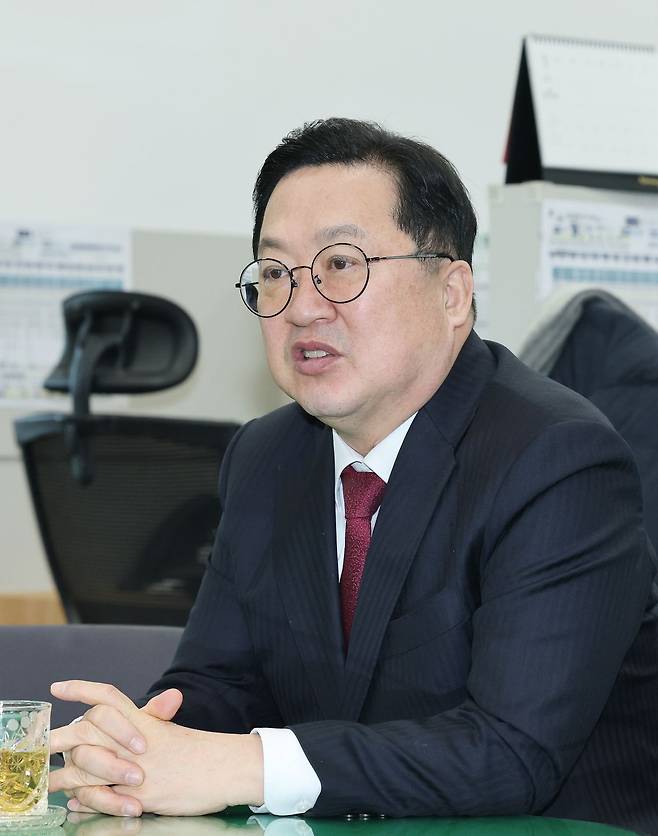 이장우 대전시장이 지난 7일 오전 시청 기자실에서 출입기자들과 행정통합 관련 간담회를 하고 있다. 뉴스1