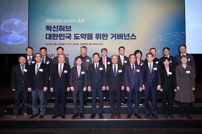 앞줄 왼쪽 부터 이병헌 광운대 교수, 홍순국 한국공학한림원 상임부회장, 이건우 DGIST 총장, 박성욱 SK하이닉스 고문, 배경훈 부총리, 윤의준 한국공학한림원 회장, 김기남 삼성전자 상임고문, 김성열 산업통상부 산업기반실장, 박수경 KAIST 교수, 백은옥 한양대 교수, 뒷줄 왼쪽 부터 김민수 서울대 교수, 한승헌 서울대 교수, 성윤모 중앙대 석좌교수, 최기주 아주대 총장, 윤제용 서울대 교수, 윤지웅 과학기술정책연구원 원장, 임혜숙 이화여대 교수, 이종호 서울대 교수, 김성수 과학기술통신부 실장, 구자겸 NVH코리아 회장. 사진 공학한림원
