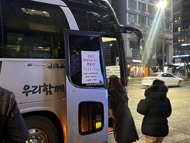 13일 오전 서울 강남구의 한 버스 정류장에 시내버스 파업에 대비해 자치구가 투입한 무료 셔틀버스가 들어선 모습. 류효림 기자