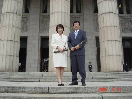 2005년 9월 나란히 국회 입성한 다카이치 사나에 일본 총리와 남편인 야마모토 다쿠 전 중의원. 다카이치 사나에 홈페이지 캡처