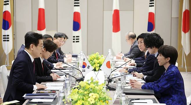 이재명 대통령과 다카이치 사나에 일본 총리가 13일 일본 나라현 회담장에서 확대정상회담을 하고 있다. 전민규 기자