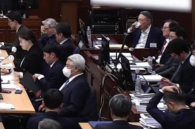 윤석열 전 대통령이 13일 오후 서울 서초구 서울중앙지방법원에서 진행된 내란 우두머리 혐의 2차 결심공판에서 목을 축이고 있다. 사진 서울중앙지방법원 제공 영상 캡처