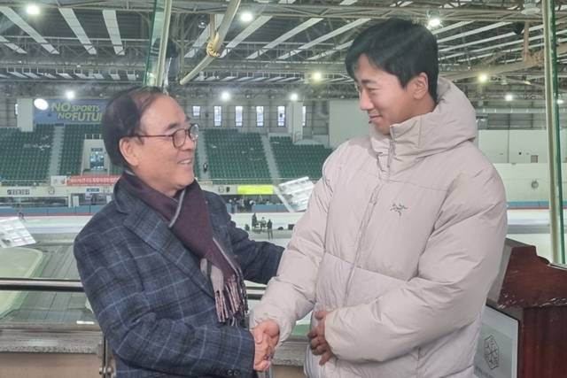 ▲ 양희구 강원도체육회장이 13일 서울 태릉국제스케이트장을 찾아 제107회 전국동계체육대회 스피드스케이팅에 출전한 강원도청 김준호를 격려하고 있다. 강원도체육회 제공