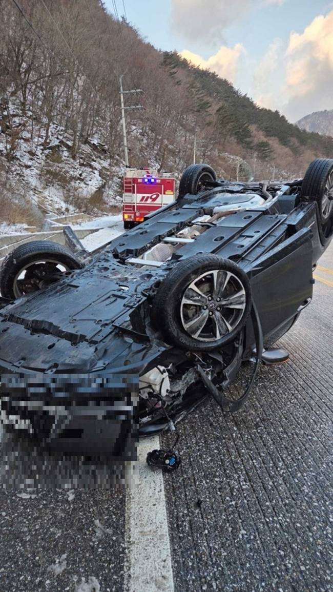 ▲ 13일 오전 7시 38분쯤 정선군 북평면 숙암리의 한 도로에서 30대가 몰던 차량이 전복돼 운전자가 병원으로 옮겨졌다. 강원소방본부 제공