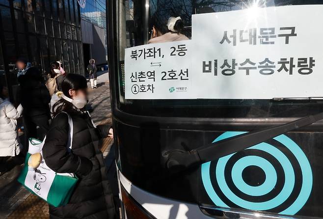 서울 시내버스 노동조합이 무기한 전면파업에 돌입한 13일 서울 서대문구 인근 버스정류장에서 시민들이 서대문구 비상수송차량를 이용하고 있다.  사진=뉴스1