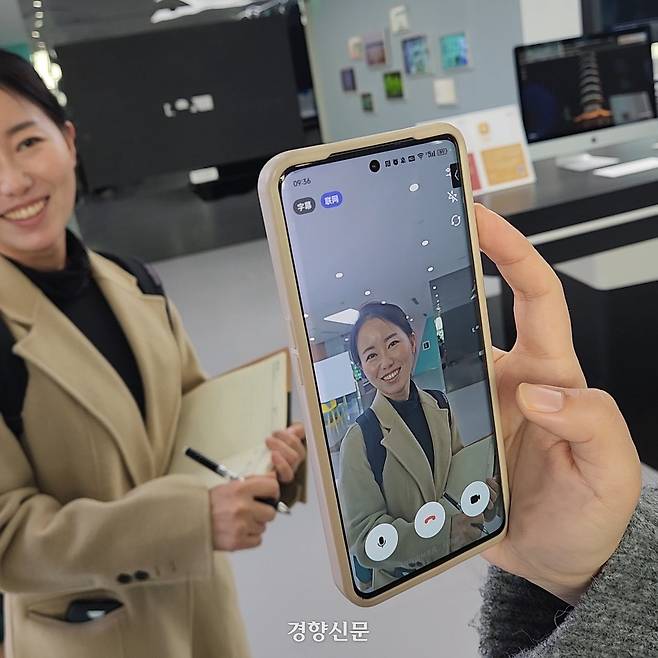 지난달 19일 중국 상하이 센스타임 본사 전시관에서 직원이 인공지능(AI) 챗봇 ‘센스챗(상량·商量)’에게 “눈 앞의 여성에 대해 설명해 보라”라고 지시하고 있다. 김상범 기자