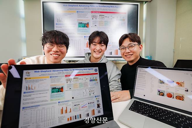 지난달 18일 서울 서대문구 연세대학교 공학원에서 인공지능학과 여진영 교수와 조준희씨, 채형주씨(오른쪽부터)가 AI 에이전트 ‘웹셰퍼드’의 논문과 실제 적용 사례를 선보이고 있다. 이준헌 기자 heon@kyunghyang.com