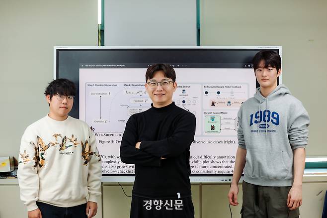 지난달 18일 서울 연세대학교 공학원에서 AI 에이전트 ‘웹셰퍼트’를 개발한 인공지능학과 여진영 교수(검은색 상의)와 채형주씨(왼쪽), 조준희씨(오른쪽)가 포즈를 취하고 있다. 이준헌 기자