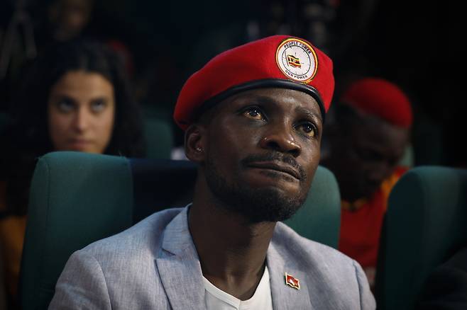 보비 와인(본명 로버트 캬굴라니)이 2018년 10월12일(현지시간) 케냐 나이로비에서 케냐 정치 운동가 보니페이스 음왕가와 만나는 자리에서 빨간 베레모를 쓰고 있다. EPA연합뉴스