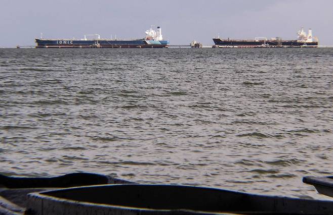 12일 베네수엘라 마라키이보 호수에서 운항 중인 유조선들의 모습. AFP연합뉴스