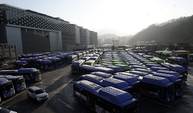 서울 시내버스 노동조합이 무기한 전면파업에 돌입한 13일 서울 한 버스공영차고지에 서울 시내 버스들이 주차돼 있다. 연합뉴스
