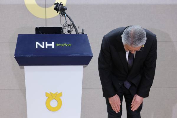 강호동 농협중앙회장이 13일 서울 중구 농협중앙회에서 농림축산식품부의 농협중앙회에 대한 특별감사 중간 결과와 관련해 대국민 사과문 발표에 앞서 인사하고 있다. 연합뉴스