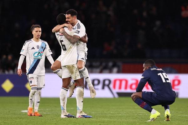 파리 FC 선수들이 13일 오전(한국시간) 프랑스 파리의 파르크 데 프랭스에서 열린 2025-2026 쿠프 드 프랑스 32강전에서 파리 생제르맹을 1-0으로 꺾은 후 기뻐하고 있다. AFP 연합뉴스