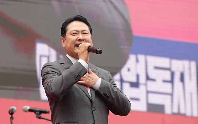 Jang Dong-hyeok, the leader of the People Power Party, speaks at a public rally opposing what organizers describe as “judicial-destroying legislative dictatorship” in Sejong-daero near City Hall Station in Seoul on Sept. 28, 2025. [YONHAP]
