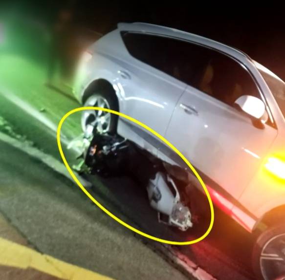 The photograph shows an SUV driven by a woman in her 30s after it struck a motorcycle on a two-lane, one-way road in Hongseong County, South Chungcheong, around 9:20 p.m. on Jan. 4, killing the motorcyclist. [SCREEN CAPTURE]