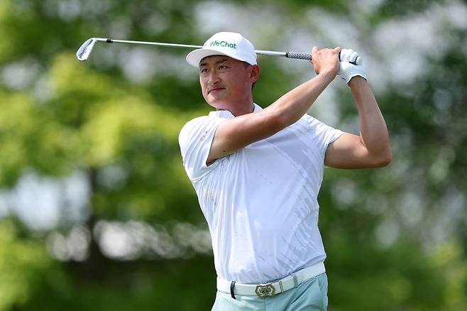 Haotong Li plays his shot from the tenth tee during the first round of the 3M Open 2025 at TPC Twin Cities in Blaine, Minnesota on July 24, 2025.  [AFP/YONHAP]