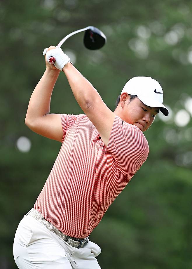 Tom Kim hits a tee shot on the third hole during the first round of the PGA Championship at Quail Hollow Country Club in Charlotte, North Carolina on May 15, 2025.  [AFP/YONHAP]