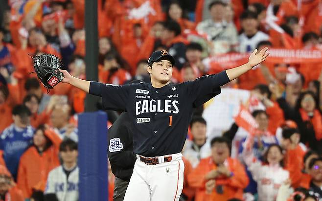 Hanwha Eagles pitcher Moon Dong-ju celebrates during Game 3 of the KBO playoffs against the Samsung Lions at Daegu Samsung Lions Park in Daegu on Oct. 21, 2025. [NEWS1]