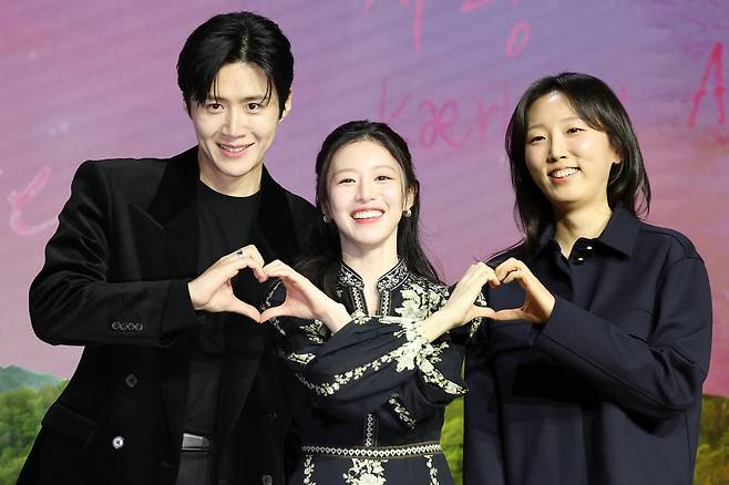 The cast and director of Netflix's romantic comedy series ″Can This Love Be Translated?″ pose during the series' press conference held at Gangnam District, southern Seoul, on Jan. 13. From left are actors Kim Seon-ho, Go Youn-jung and director Yoo Young-eun. [YONHAP]
