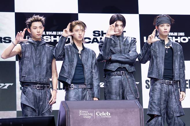 LNGSHOT poses for photos during a showcase for the release of the group’s first EP, ″Shot Callers,″ at Myunghwa Live Hall in western Seoul on Jan. 13. [DANIELA GONZALEZ PEREZ]
