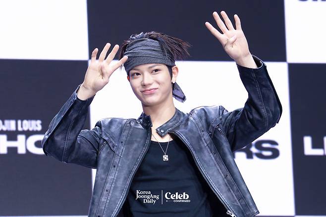 LNGSHOT’s Ohyul poses for photos during a showcase for the release of the group’s first EP, ″Shot Callers,″ at Myunghwa Live Hall in western Seoul on Jan. 13. [DANIELA GONZALEZ PEREZ]