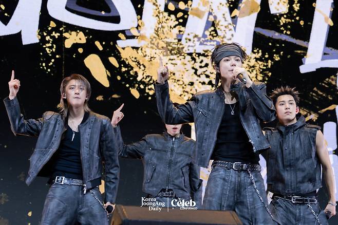 Boy band LNGSHOT performs the pre-release track ″Saucin'″ during a showcase for the release of its first EP, ″Shot Callers,″ at Myunghwa Live Hall in western Seoul on Jan. 13. [DANIELA GONZALEZ PEREZ]