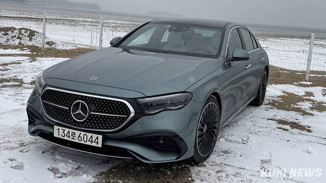 메르세데스-벤츠 E클래스 AMG 라인 E300 4매틱 베르데 실버 색상. 김수지 기자