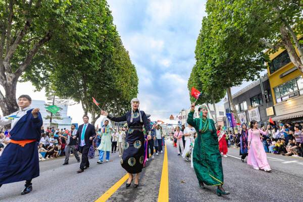 정조대왕능행차 공동재현 퍼레이드에 외국인들이 참여하고 있다. 수원시 제공