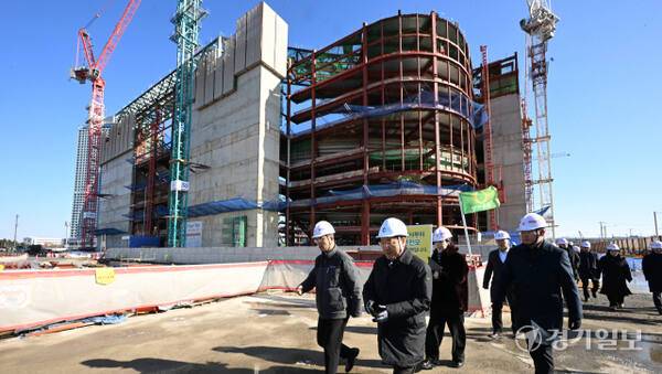 유정복 인천시장이 13일 인천 서구 스타필드청라 건설현장을 방문해 사업 추진 상황을 점검하고 있다. 조병석기자
