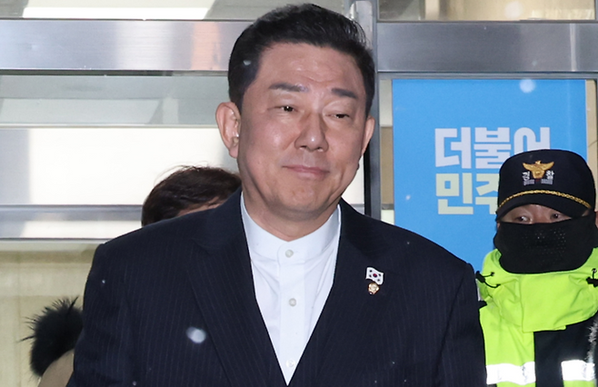 공천헌금 수수 등 각종 비위 의혹을 받는 더불어민주당 김병기 의원이 12일 서울 여의도 중앙당사에서 열린 윤리심판원 회의에 출석해 소명을 마친 뒤 당사를 나서고 있다. 2026.1.12 / 사진=연합뉴스