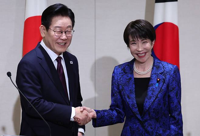 이재명 대통령과 다카이치 사나에 일본 총리가 13일 일본 나라현 정상회담장에서 공동언론발표 후 악수하고 있다. 2026.1.13 / 사진=연합뉴스