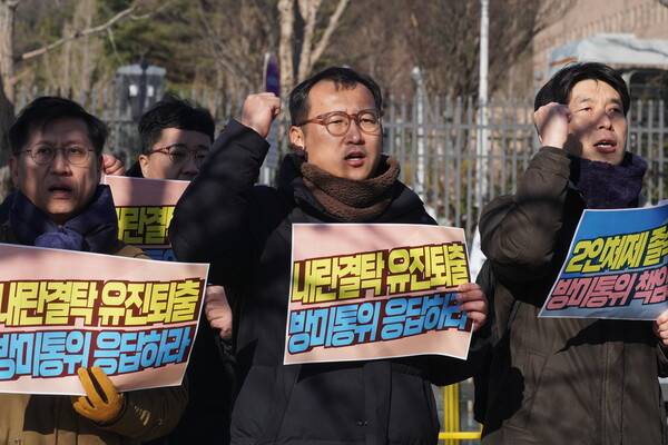 ▲(가운데) 전준형 전국언론노조 YTN지부장이 13일 경기 정부과천청사 앞에서 기자회견을 하는 모습. 사진=전국언론노조