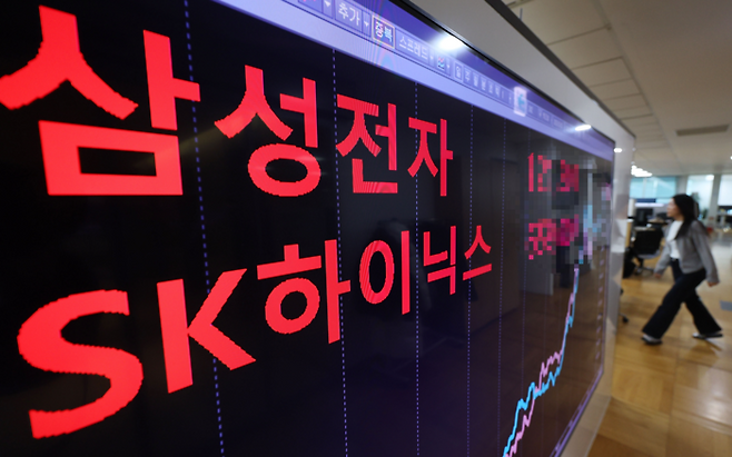 9일 서울 종로구 연합인포맥스에 설치된 모니터에 삼성전자·SK하이닉스 주가가 표시되고 있다. [연합뉴스]