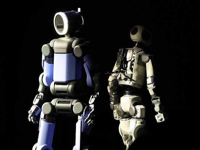 세계 최대 가전·정보기술(IT) 전시회 ‘CES 2026’ 개막을 하루 앞둔 지난 5일(현지시간) 미국 네바다주 라스베이거스 만달레이베이에서 열린 현대차그룹 프레스 컨퍼런스에서 차세대 전동식 아틀라스 시제품(왼쪽)과 아틀라스 개발형 모델이 무대에 공개돼 있다. [공동취재]