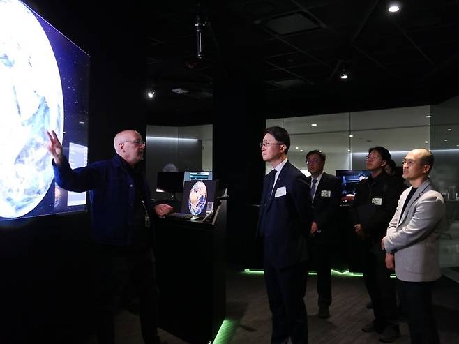 류제명 과학기술정보통신부 2차관(가운데)이 CES 2026 기간 엔비디아 부스를 방문해 설명을 듣고 있다. [사진 = 과학기술정보통신부]