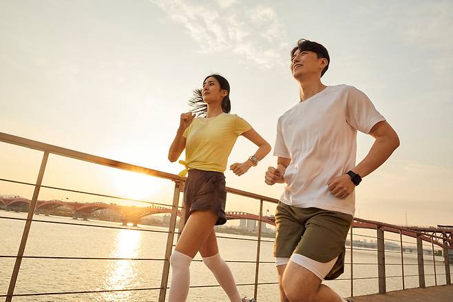 병오년, 붉은 말처럼 생명력 있는 몸으로 거듭나고 싶다면 '허벅지 근육 강화'를 목표로 삼아보자. 빠르게 걷기나 달리기, 사이클이 좋은 방법이고, 일상생활 중에 가벼운 스쿼트나 계단오르기 등도 도움이 된다. 365MC